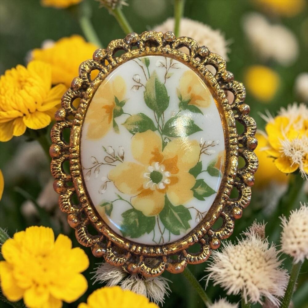 70s Avon Yellow Flower Cameo Brooch Pendant Cottagecore Floral
